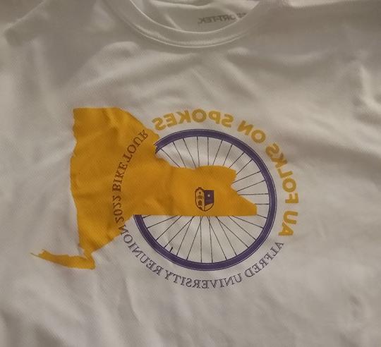 白色的t恤上有自行车聚会的logo